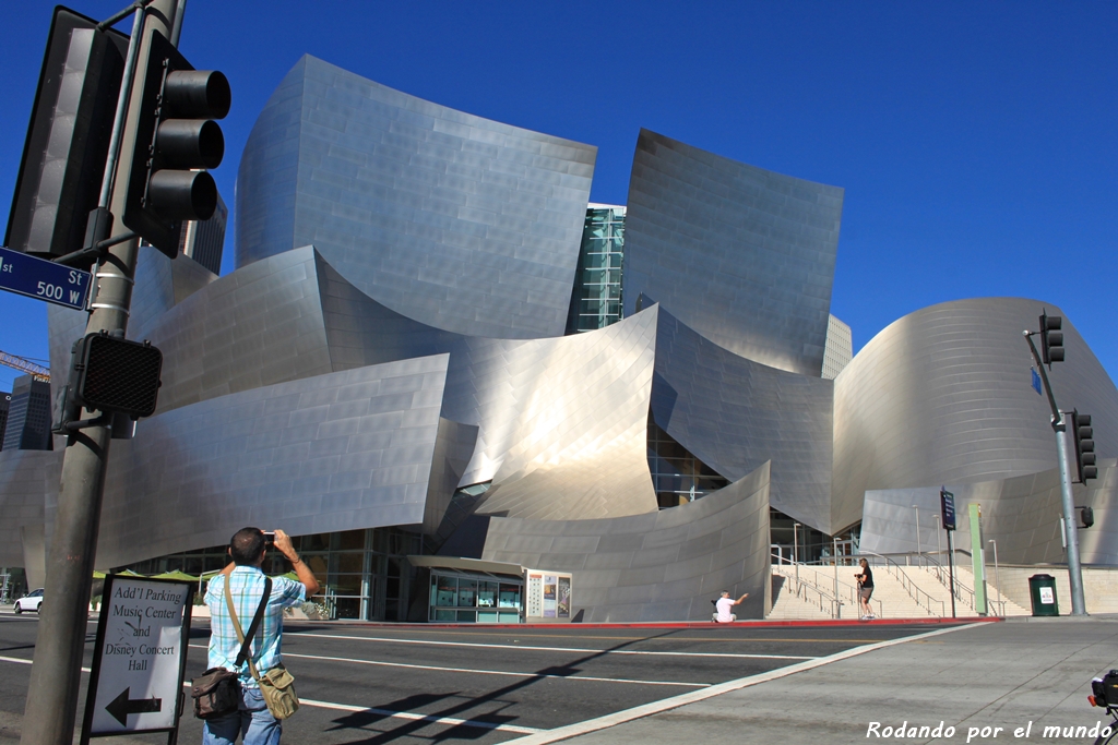 El exterior del Walt Disney Concert Hall es inconfundible