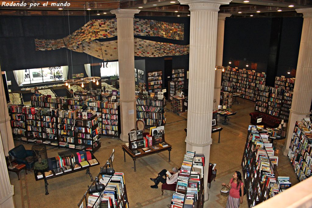The Last Bookstore es el lugar ideal en el que perderse hojeando libros y más libros