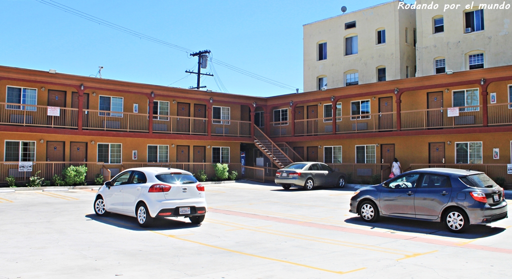 Nuestro motel en Los Angeles. El coche blanco es nuestro coche de alquiler