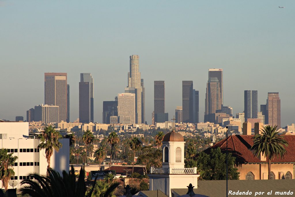 El skyline de Los Angeles envuelto en una neblina de contaminación.