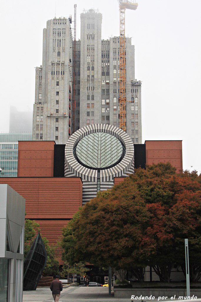 En primer plano, el singular edificio del San Francisco Museum of Modern Art (SFMoMA).