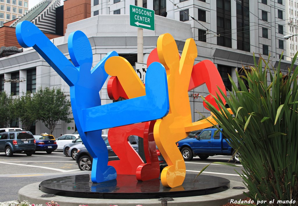 En cualquier esquina esperan sorpresas inesperadas, como esta escultura de Keith Haring.
