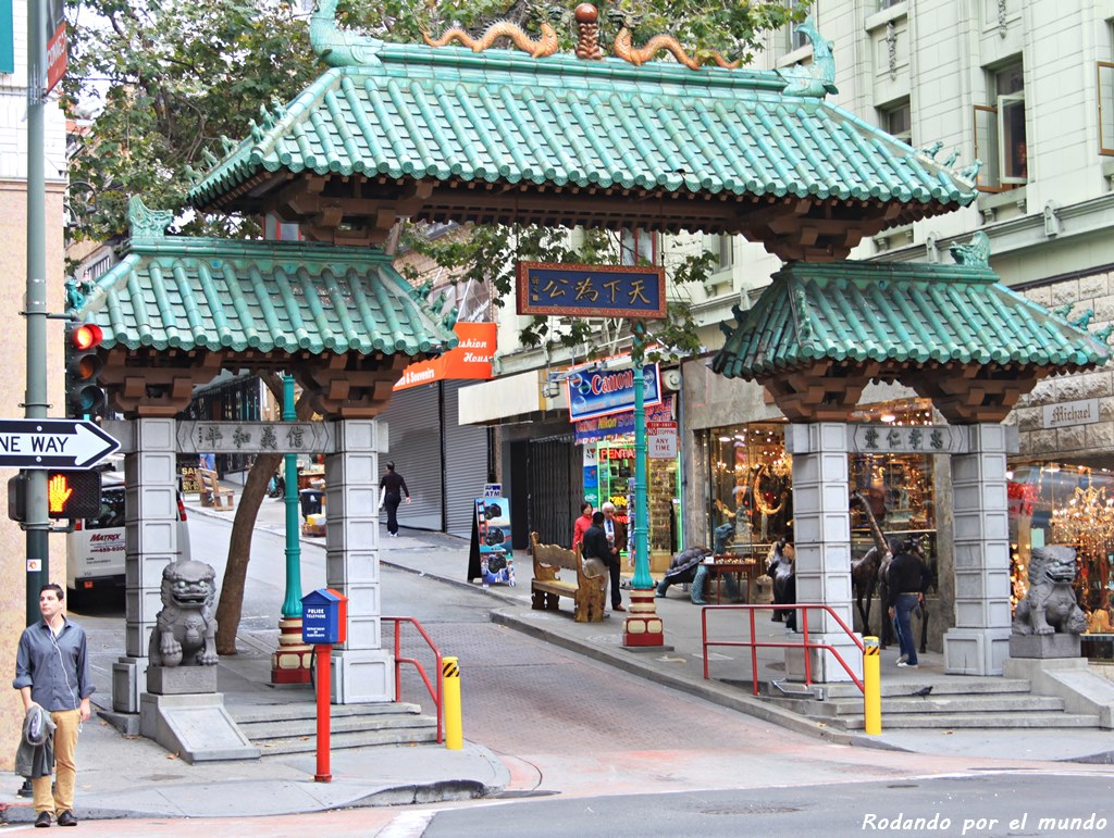 El arco de entrada a Chinatown, Dragon's Gate, se encuentra en la esquina de Grant Avenue con Bush Street