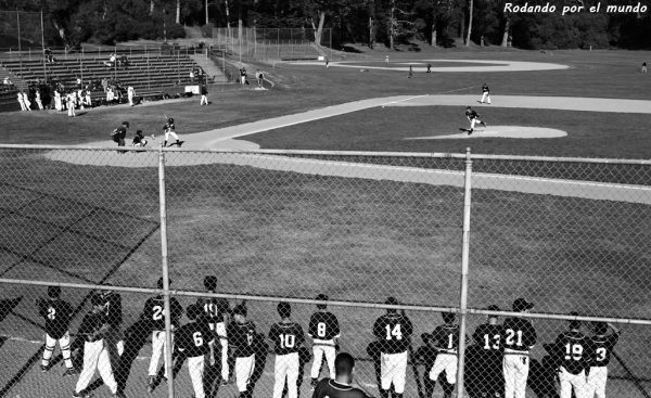 Durante nuestro paseo nos topamos con un partido de béisbol infantil en pleno apogeo.