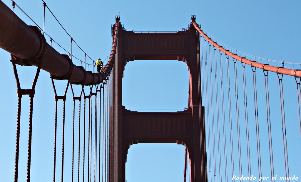 Mientras contemplamos las impresionantes vistas nos damos cuenta de que hay un trabajador encaramado en lo alto del puente.