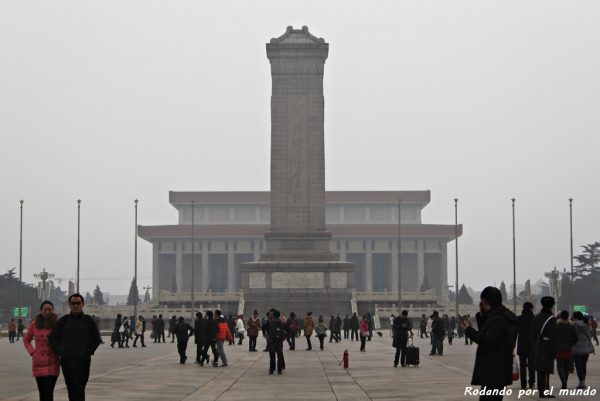 En primer plano se alza el Monumento a los Héroes del Pueblo, y tras él se encuentra el Mausoleo de Mao Zedong.