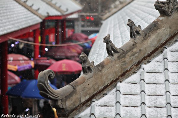 La nieve cae suavemente sobre los tejados del mercado.
