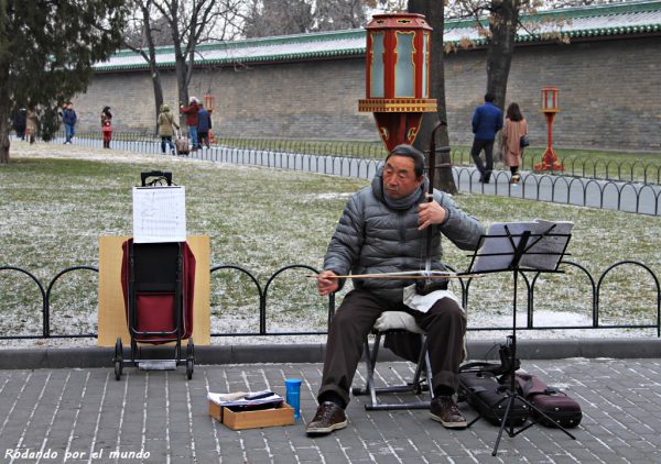 Un hombre entretiene a su púbico con su violín chino.