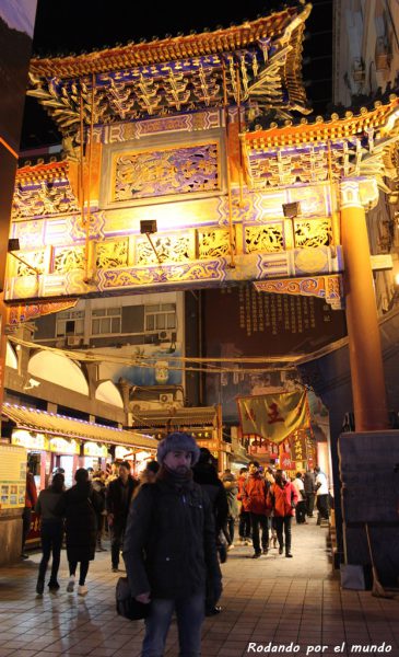 El arco de entrada al mercado de la calle Wangfujing.