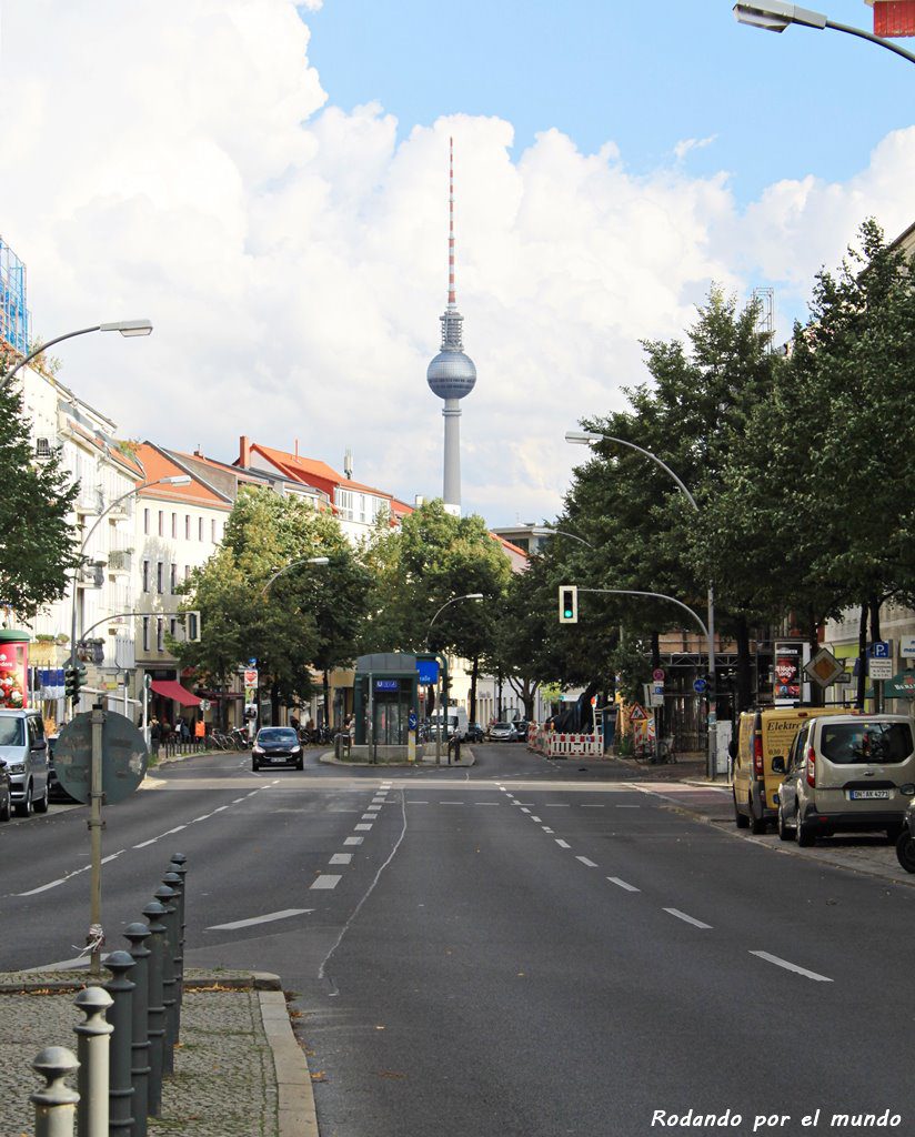 La aguja del Fernsehturm, en Alexanderplatz, es visible desde aquí