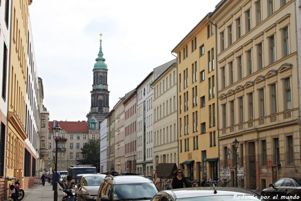 Desde la calle Krausnickstrasse se contempla el campanario de Sophienkirche.