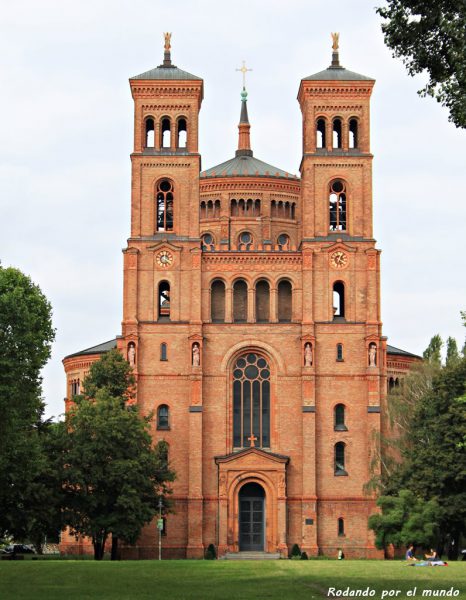 La iglesia de St-Thomas-Kirche, de ladrillo rojo, se alza junto al antiguo hospital.