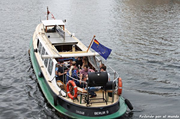 Una pequeña barca surca las tranquilas aguas del río Spree.