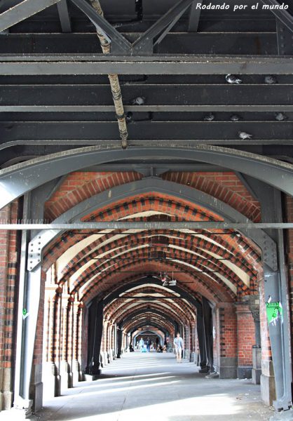 La parte superior del puente está ocupada por las vías del tren, pero es posible recorrerlo por el paso peatonal inferior.