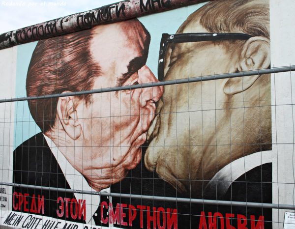 Sin duda, el mural más famoso de la East Side Gallery es el del famoso beso entre Honecker y Brézhnev.