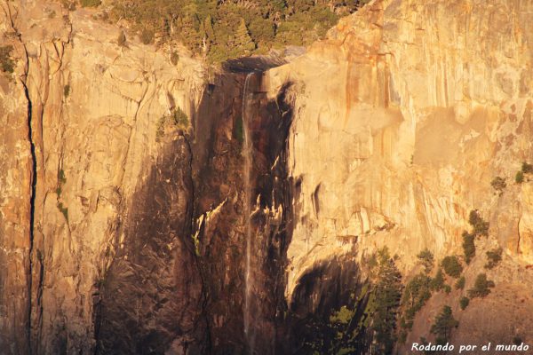 La Bridalveil Fall es una preciosa cascada, pero a finales de verano no luce como debería.