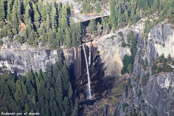 Desde las alturas podemos contemplar incluso la Vernal Fall, donde hemos estado de excursión por la mañana.