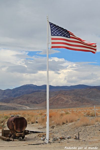 Una bandera americana ondea al viento en mirad de ese páramo desolado y reseco.