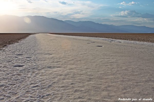 Esta lengua de sal se extiende durante más de 500 metros hasta desembocar en una gigantesca superficie totalmente llana y blanca.