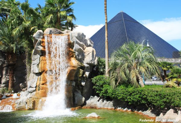 La pirámide del Luxor es visible desde los jardines del Mandalay Bay.