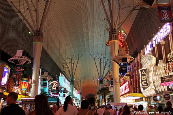 La cúpula que cubre Fremont Street, un rato antes de empezar el espectáculo.