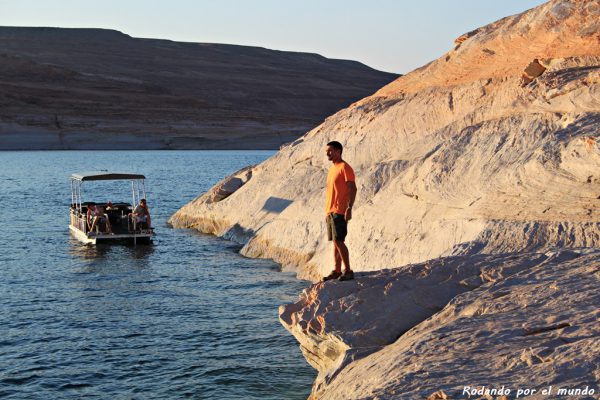 Unos pescadores se acercan con su barca.