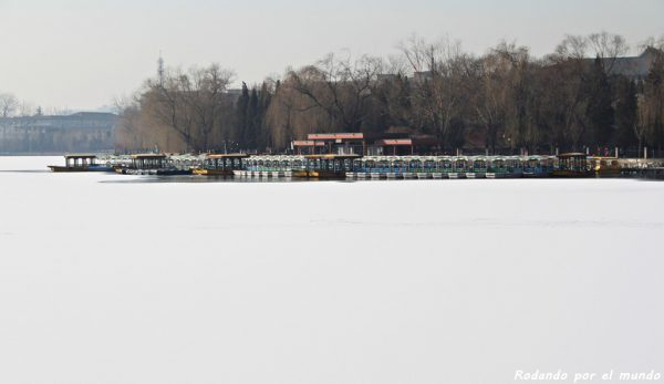 El lago helado impide que las barcas puedan navegar.