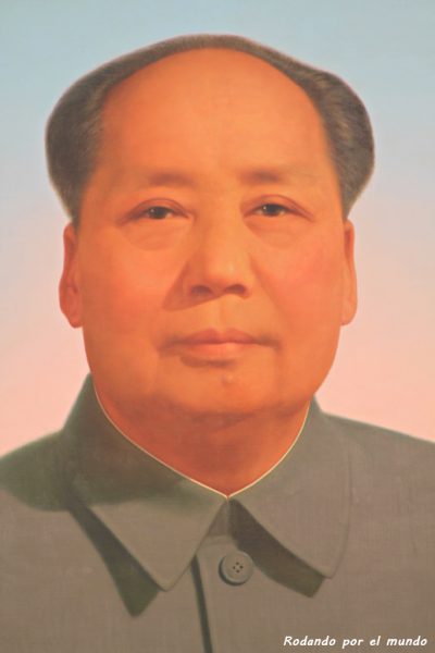 Un primer plano del retrato de Mao.