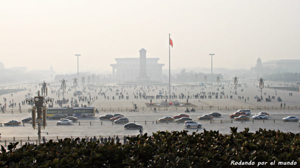 La plaza de Tiananmen aparece desdibujada por la nube de contaminación.