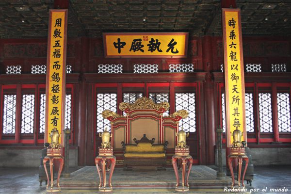 Uno de los tronos del emperador.