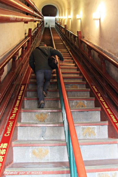 En la foto no se aprecia del todo lo empinadas que son las escaleras, pero os aseguramos que no exageramos cuando os decimos que alguien con vértigo no sería capaz de subirlas.