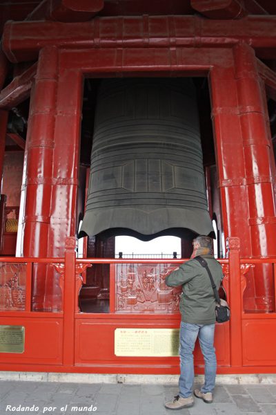 La enorme campana pesa 63 toneladas.