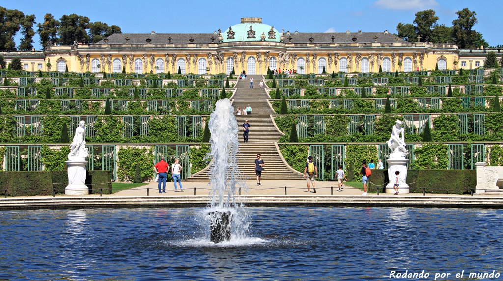 El imponente Palacio Sanssouci, con su grandiosa escalinata y sus cuidados jardines.