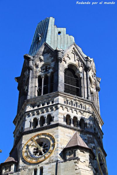 Un detalle del campanario, que logró resistir en pie.