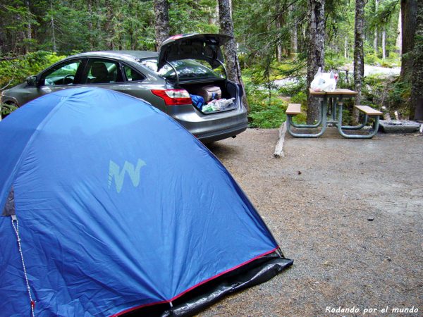 En el maletero del coche cabe todo lo necesario para ir de camping.