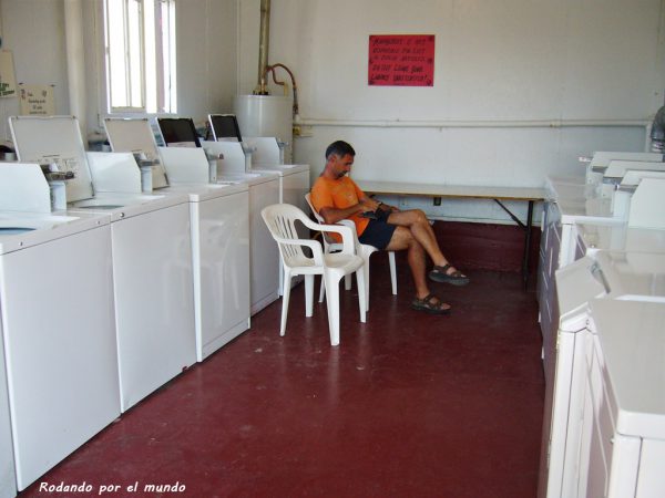 En la lavandería del camping pudimos hacer la colada.