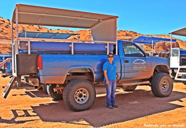 La guía navajo que nos acompaña durante la visita posa junto al 4x4.