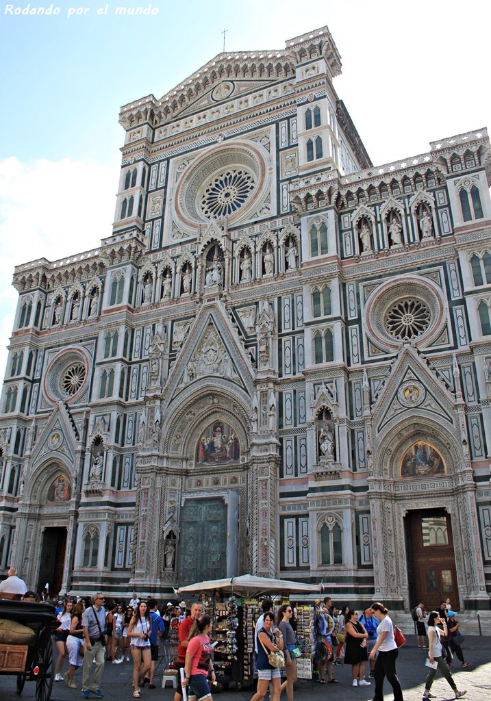 La fachada principal del Duomo de Florencia